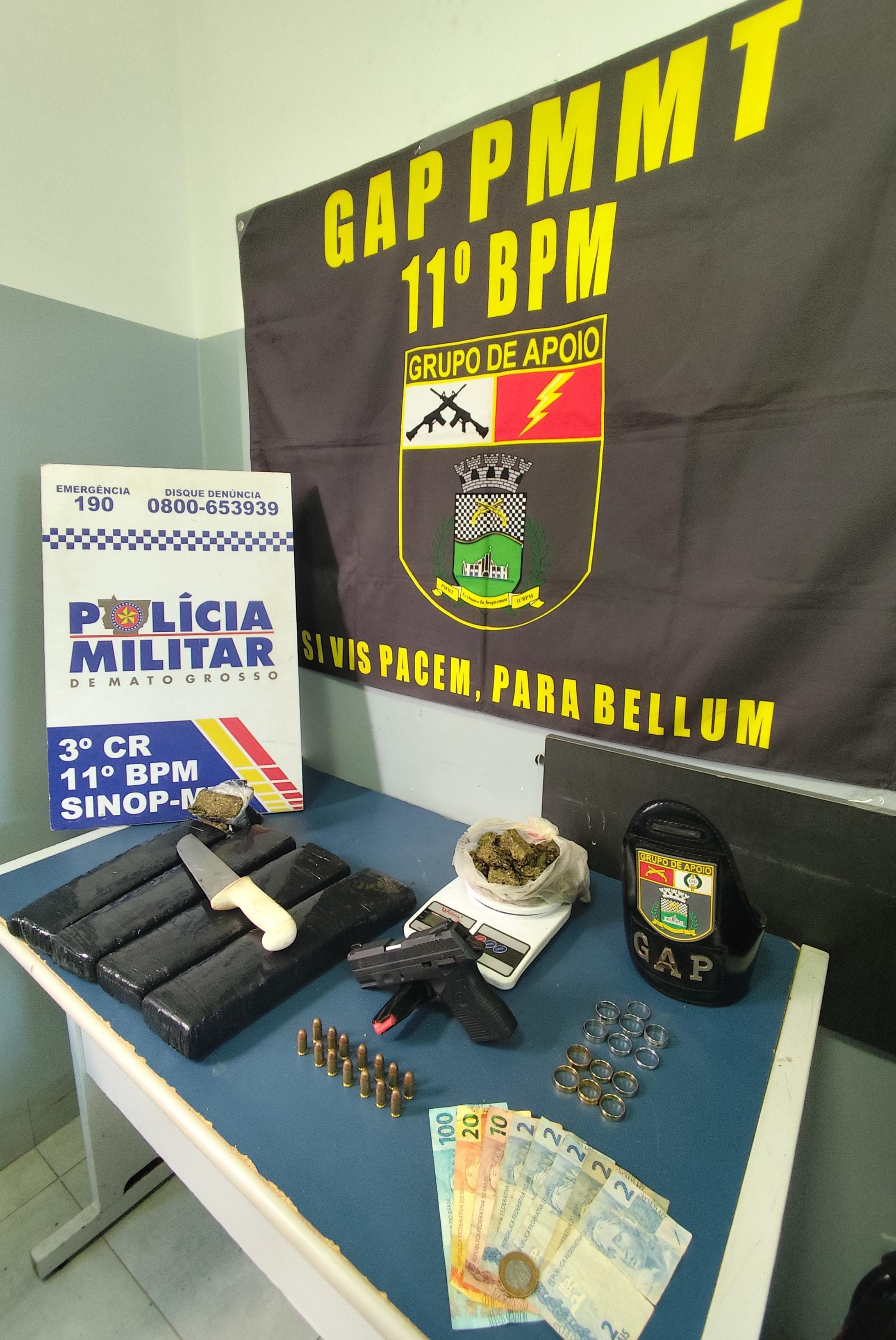 Membros de facção são presos pela Polícia Militar com quatro tabletes de maconha, arma e munições em Sinop